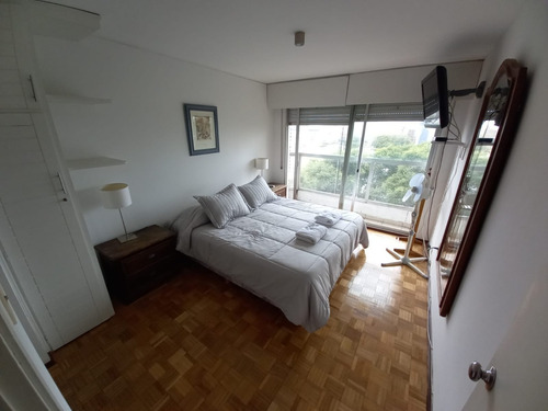 Imagen 4 de 14 de Excelente Apto. En Punta Carretas, 3 Dormitorios Más Servicio Completo. 2 Baños 1 En Suite Y Garaje. Estupenda Ubicación A Pasos De La Rambla, El Golf Y Punta Carretas Shopping.