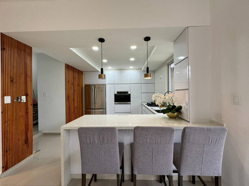 Venta De Exclusivo Townhouse En El Parral Final De Las 4av.