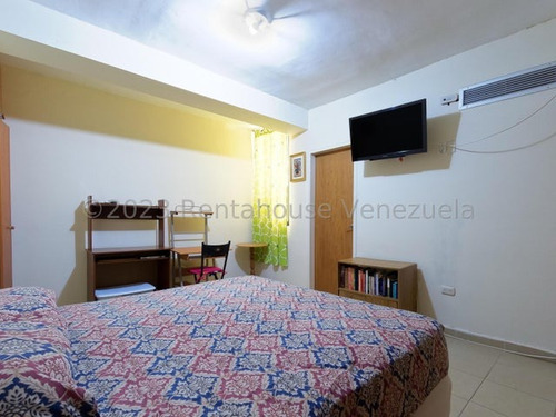 Imagen 17 de 30 de María Reyes Vende, Espectacular Apartamento Amoblado, En El Este De La Ciudad, El Edificio Cuenta Con Planta Eléctrica Y La Cocina Es Moderna
