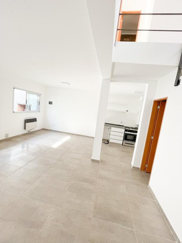 Casa Duplex De Pasillo En Arroyito