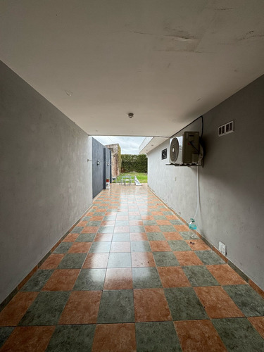 Casa 2 Ambientes, Amplio Terreno Ideal Para Inversion