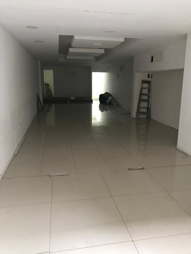 Venta Amplio Local Comercial Por Calle Andes Centro