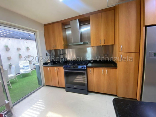 Townhouse En Venta Modernidad Y Detalles Ymp Ofrecemos Esta Villa Ubicada En Mañongo, Conjunto Pequeño. Mañongo Naguanagua 24-17095