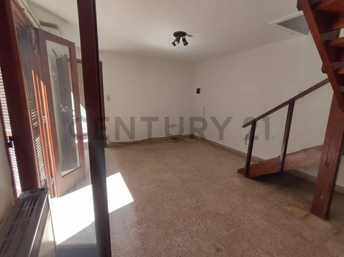 32 E/ 9 Y 10 - Departamento Dúplex De 2 Dormitorios Y Patio En Venta