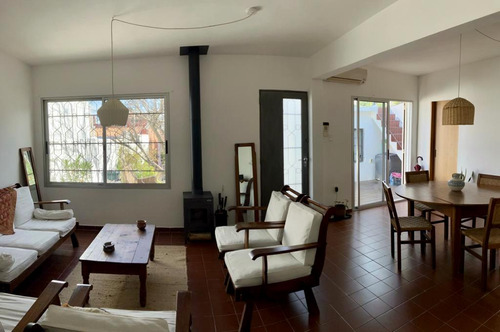 Casa En Venta De Tres Dormitorios Dos Baños Cochera Y Fondo