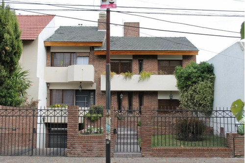 Excelente Chalet 6 Ambientes Con Pileta Climatizada Y Cochera - Zona Castelar Sur