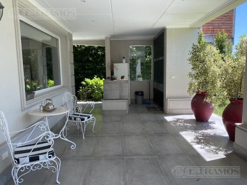 Imagen 2 de 19 de Espectacular Casa Al Golf De Nordelta En Venta