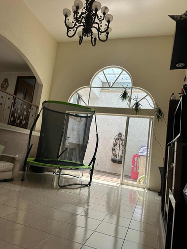 ¡casa En Venta En Condominio A Una Calle De Tollocan Y 5 Minutos De Town Square!