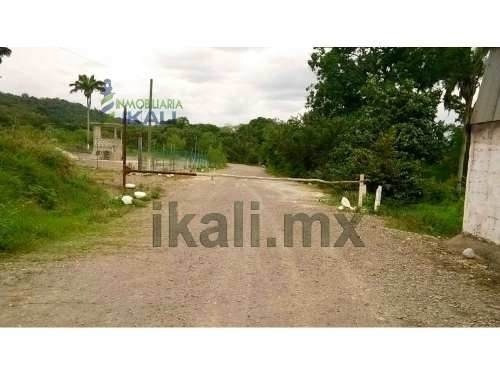 Vendo Terreno De 8000 M² En Colonia La Victoria Km 47, Se Encuentra Ubicado En La Carretera Poza Rica - Cazones En El Km 47, Cuenta Con 8000 M², Son 140 M De Frente Por 57 M De Fondo, Los Servicios S