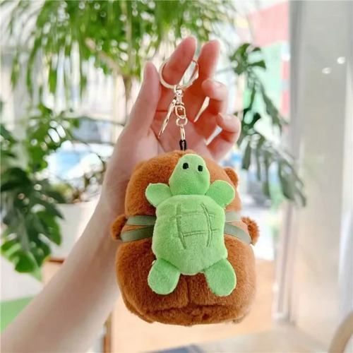 Chaveiro Capivara Mochila Tartaruga Fofo Sino Pelúcia 12cm Cor Marrom Claro
