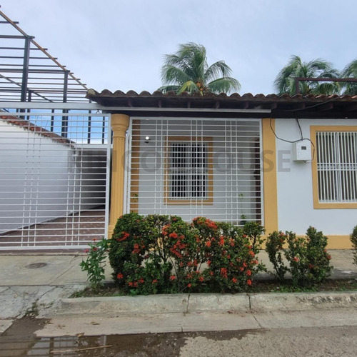 Casa En Venta En La Urb. La Blanquera, Palo Negro.