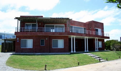 Casa En Alquiler Por Temporada De 5 Dormitorios En Punta Piedras (ref: Atm-104)