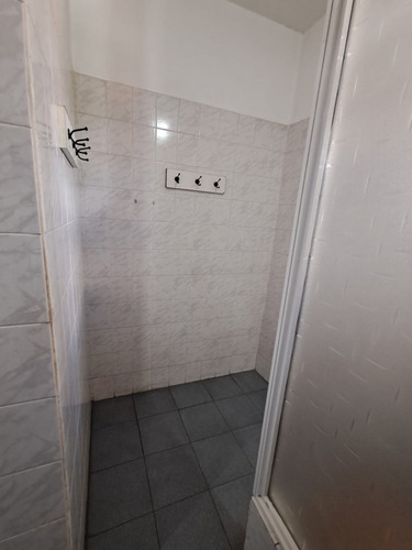 Local En 2 Plantas Con 2 Baños/vestuarios, Amplio Patio Cubierto / Semicubierto