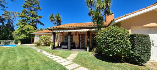 Casa En Venta En Jardines De Cordoba, Zona De Los Colegios 3 Dormitorios- Ref: 19355