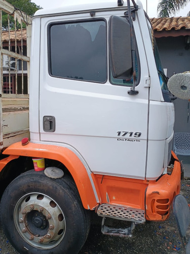 Mercedes Benz Atego 1719 4x2  Na Carroceria Ano 2016