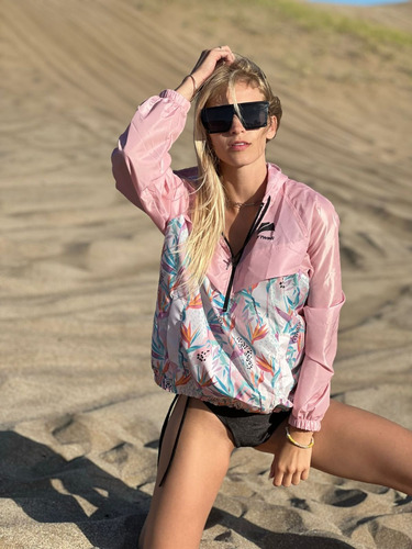 Imagen 4 de 7 de Rompeviento Hoodie Mujer /// Crazytwins