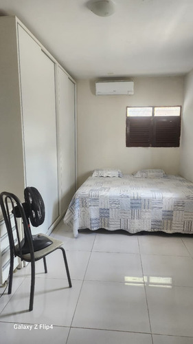 Casa Gradeada Com 5 Quartos (1 Suíte), Bem Localizada E Bem Ventilada. Reformada.