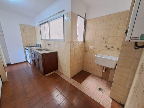 Departamento En Venta 2 Dormitorios Con Balcón. Centro. Sobre Vélez Sarfield