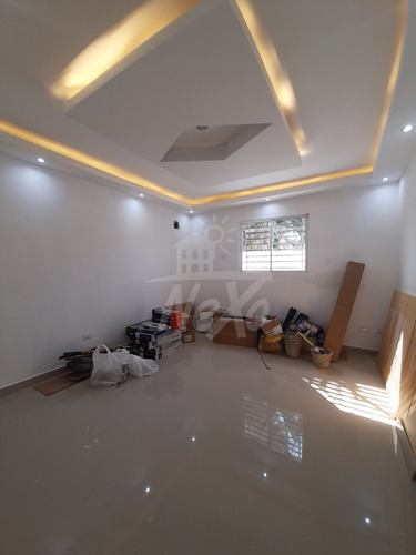 Imagen 9 de 30 de Casa A Estrenar En Residencial Cerrado, Santiago (hfc-212)