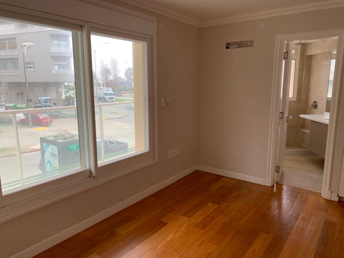 Apartamento Venta 2 Dormitorios En Rambla De Punta Carretas