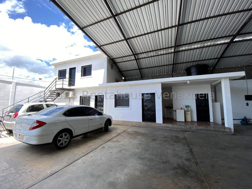 Raiza Suarez Vende Excelente Galpón Ubicado En El Centro De Barquisimeto, 2 4 2 9 7 2, A Pocas Cuadras Del Hospital, Lo Que Te Garantiza El Flujo Eléctrico Y Con Agua Constante, Con Cerco Electrico