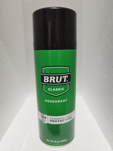 Antitranspirante deodorant Brut DEODORANT 24 HORAS essência tradicional, com uma mescla de gerânio, flor de laranjeira, menta e leves toques de bergamota e sândalo