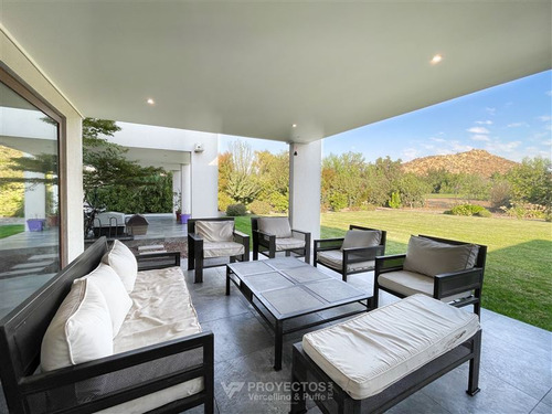 Casa En Venta De 5 Dorm. En Colina