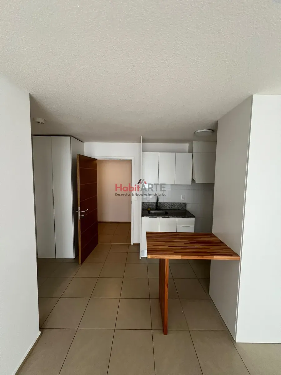 Apartamento En Alquiler 1 Dormitorio Con Balcon Y Garaje En La Comercial · Foto 3