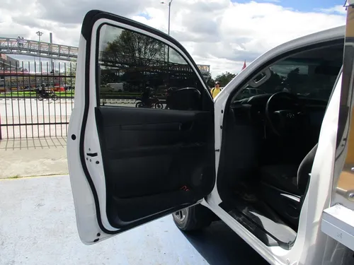 Toyota Hilux 4x2 2700cc Mt Aa - Estacas