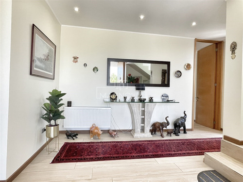 Casa En Venta De 7 Dorm. Mas Servicios En Chicureo Poniente