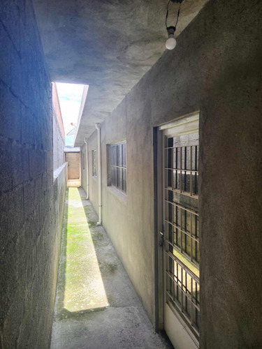Casa Térrea Com 02 Quartos E 02 Vagas De Garagem