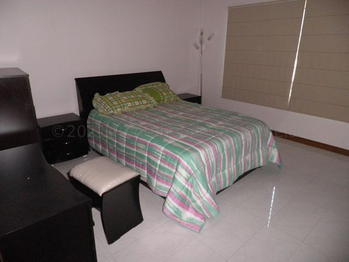Julio Latouche 23-17568 Townhouse En Venta Trigal Norte Valencia, Amplio, Cómodo, Bella Cocina.