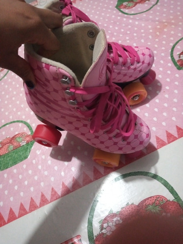 Imagem 3 de 3 de Vendemos Um Patins Com 04 Rodas A Cor Pik.