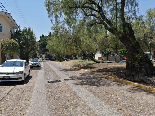 En Venta Casasa En Carretas, Gran Ubicación, 4 Recamaras, 5.5 Baños, Cto De Serv