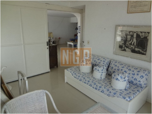 Departamento En Punta Del Este, Torre Cuenta Con Todos Los Servicios.-ref:16525