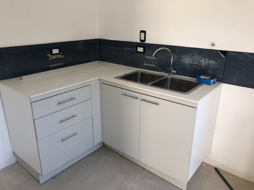 Calle 27 E/ 462 Y 464 City Bell. Dúplex En Venta 2 Dormitori