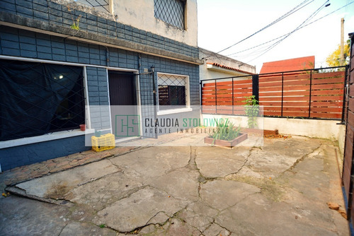 Casa En Venta En La Unión 2 Dormitorios Con Patio Al Frente Y Fondo Con Cochera Propiedad Horizontal