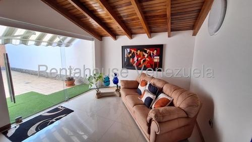 Hermosa Casa, Con Excelente Distribución Y Amplios Espacios Listos Para El Disfrute De La Familia. Fácil Mantenimiento Y Con Excelente Ubicación En Una De Las Mejores Urbanizaciones De Valencia