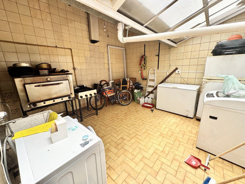 Venta De Casa Con Patio Y Terraza En Pompeya