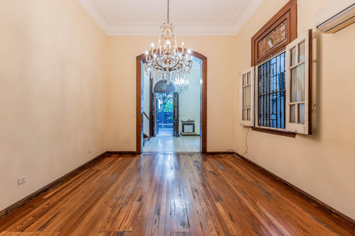 Casa En Villa Urquiza.una Joya Arquitectónica Que Conserva El Encanto Y La Elegancia De Su Época