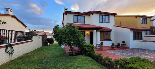 Casa En Venta En Villas Del Mesón