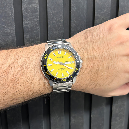 Reloj Casio Standard MTD-125D-9avdf para hombre, correa plateada, bisel verde, fondo verde