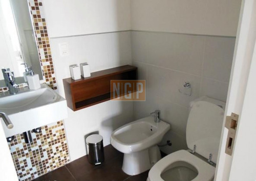 Departamento En Punta Del Este, Torre Cuenta Con Todos Los Servicios.- Ref: 12939