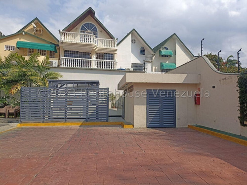  Jl/ José  López Vende Linda Casa De 2 Niveles  En  La Rosaleda Barquisimeto  Lara, Venezuela. 3 Dormitorios  3 Baños  173 M² 