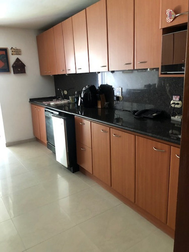 En Venta Bella Casa 563m²t Y 440m² C-5h+4b+1hs+1bs+piscina- T. Club Hipico