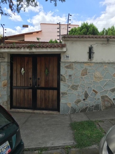 Quinta En La Parte Alta Del Marques, Con Amplios Espacios Iluminados Naturalmente, Jardines Y Terrazas, Apto Para Sede De Embajadas, Fundaciones, Geriatricos, Galerias, Oficinas