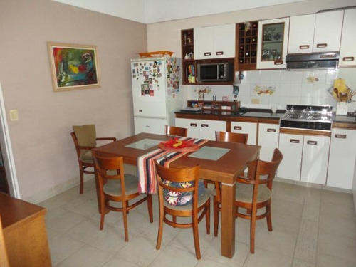 Imagen 10 de 29 de Venta - Parque Chacabuco - Casa De 242m2 Cubiertos Con Piscina, Jardín Y Quincho