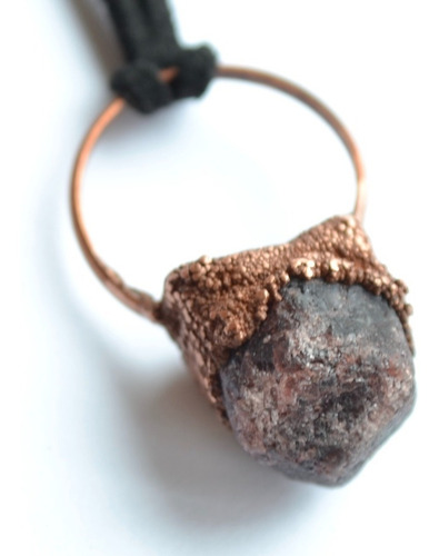 Imagen 5 de 5 de Collar Colgante De Piedra Preciosa Granate En Bruto Y Cobre