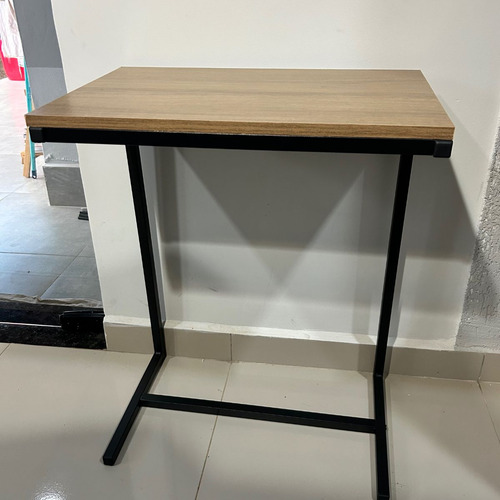 Mesa Para Notebook Canto De Sofá Pequena 55x36cm Multivisão Acabamento Fosco Cor Preto/mel