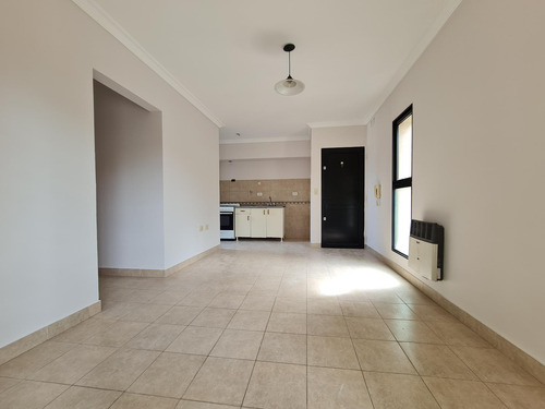Muy Luminoso, En Esquina Con Tres Balcones Equipado Con Cocina Y Calefactor